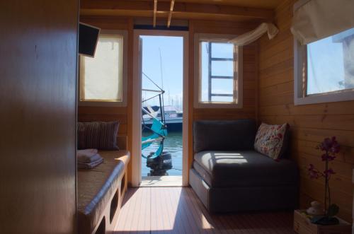 HouseBoat Cagliari in Elia