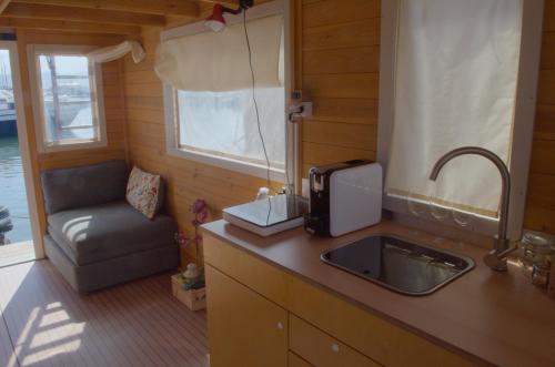 HouseBoat Cagliari in Elia