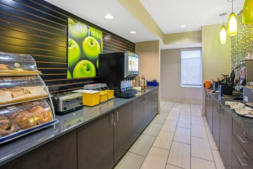 La Quinta Inn & Suites by Wyndham The Woodlands Spring