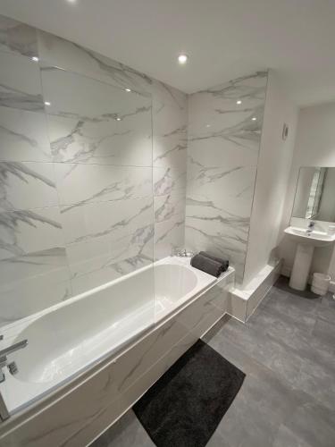 浴室, High Street, Stylish City Centre Apartment, 3 Bed in 珀斯市中心