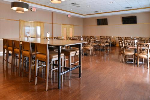 餐飲選擇, Holiday Inn Express Breezewood By IHG in 布里茲伍德