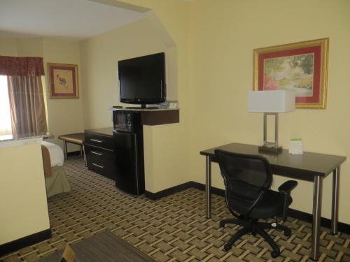 Best Western Knoxville Suites - Downtown - image 8