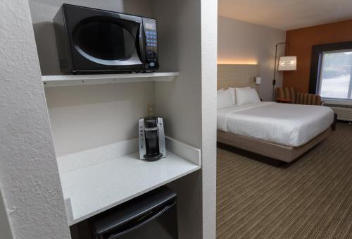 Holiday Inn Express Hotel & Suites Athens an IHG Hotel - main image