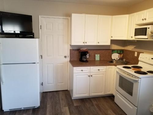 2 Queen 2 Bedroom Suite with Kitchen