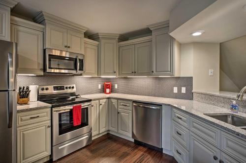 Branson Condo with Pool Access, Walk to Fishing in Branson, USA