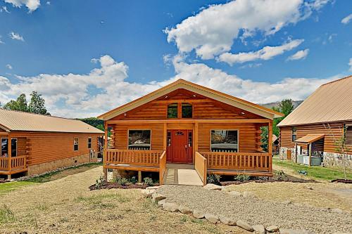 Southern Comfort: All-Suite Getaway w/ Hot Tub cabin - main image