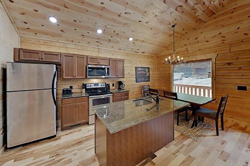 Southern Comfort: All-Suite Getaway w/ Hot Tub cabin - image 4