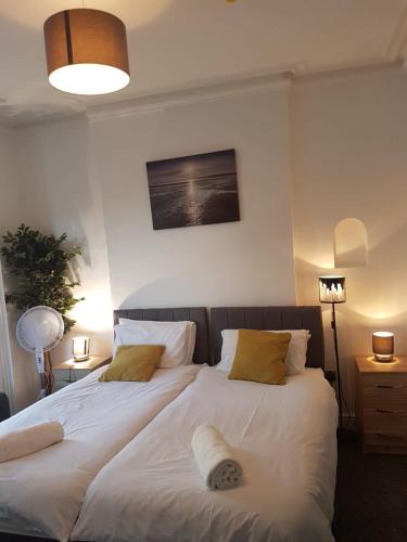 j kyns 6 bedrooms house all ensuite, 9 beds, 6 x doubles beds, 3x singles beds, sleeps 9-15 people
