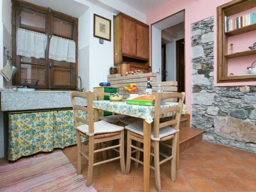 Heritage Mansion in Isola Superiore with Picturesque View - image 4