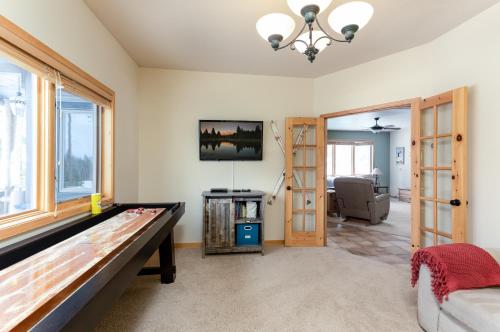 New Listing! Spacious Home with Private Hot Tub home - image 9