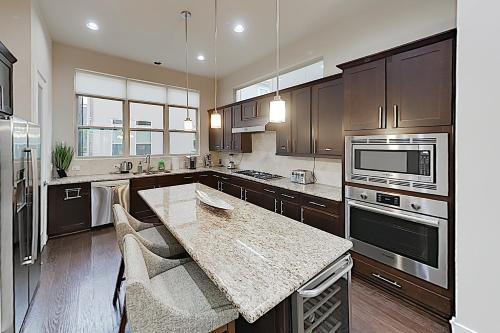 Washington Corridor All-Suite with Gourmet Kitchen townhouse - main image