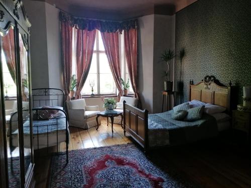 1 double bed, 1 twin bed