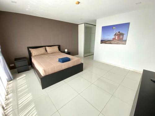 Spacious 3 Bedroom The Urban Condo