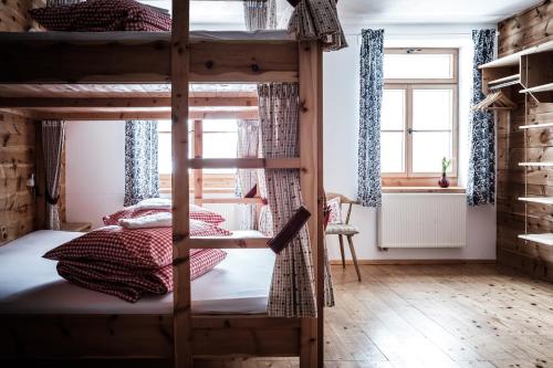 2 king beds, 4 bunk beds