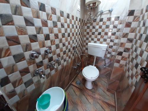 Aggarwal guest houses lajpat nagar, foreigners area, very safe, attached fully equipped kitchen for 