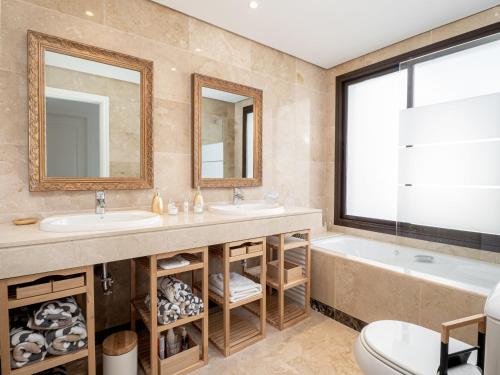 2305 - Luxury villa with sea view and pools - image 12