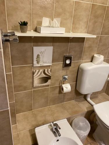 Double Room image 10
