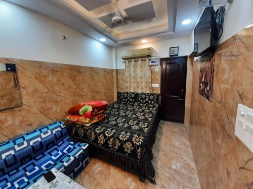 92, 121, 74, 700 Posh s delhi foreigners place in cream location independent luxury flat with attached kitchen for self cooking along with all utensils, gas stove and fridge, fully air conditioned, Android tv, very peaceful and calm location