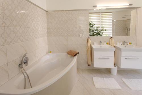 Apartments Villa Whitehouse in มาเรียนสเก้