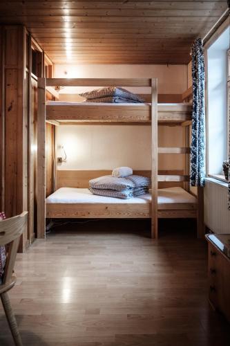 1 king bed, 2 bunk beds