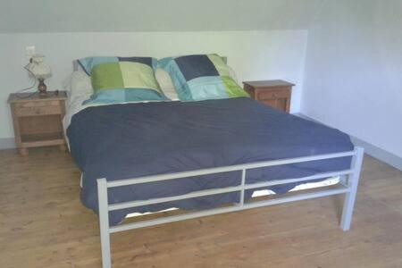 Petite maison bretonne avec bois de sapin. gîte à louer Lannédern