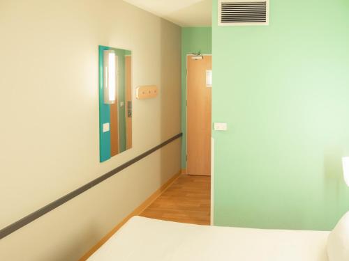 ibis budget Krakow Bronowice Located in Zwierzyniec, ibis budget Krakow Bronowice is a perfect starting point from which to explore Krakow. Both business travelers and tourists can enjoy the propertys facilities and services. To