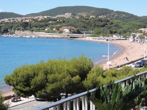 plage, emplacement privilégié pour ce bel appartement (emplacement privilegie pour ce bel appartement) in Agay