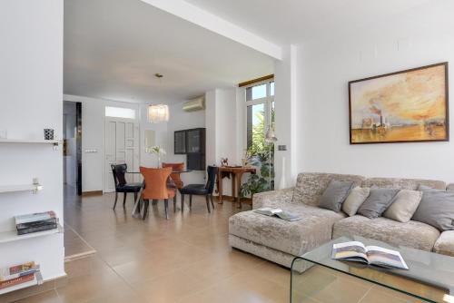 Fragata - Sólo Familias (Fragata - Solo Familias) in Fuente del Gallo Beach