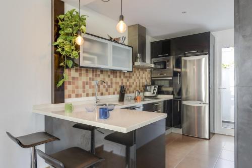 Konyha, Fragata - Sólo Familias (Fragata - Solo Familias) in Fuente del Gallo Beach