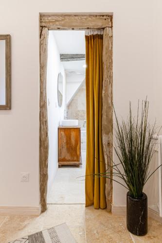 B&B du Couvent, chambre aux paons in ลาโวร์