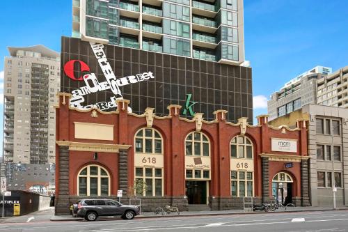 Melbourne CBD 2Bdrm2Bth Apt,Free Park,Gym&Pool, Close to Southern Cross Station