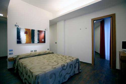 1 queen bed, 2 twin beds