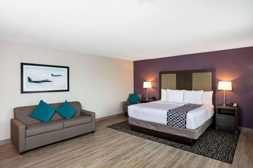 La Quinta Inn & Suites by Wyndham Las Vegas Nellis