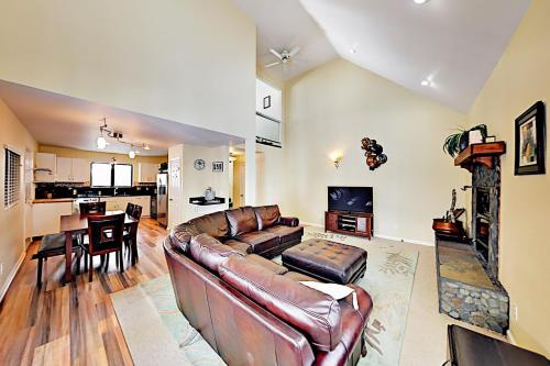 Expansive 3-Level Home Home - image 7