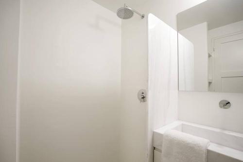 Plues 43 suites Athens / B