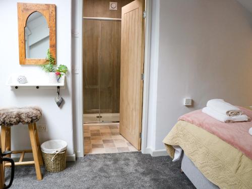 Smithy Cottage - image 11