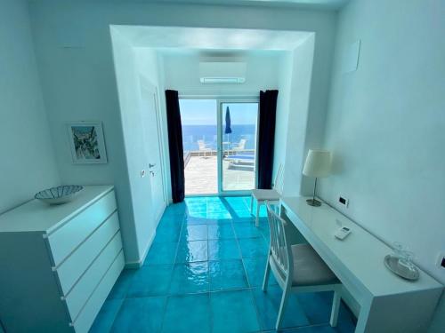 Junior Suite with Terrace and Sea View image 7