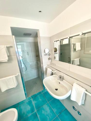Junior Suite with Terrace and Sea View image 3