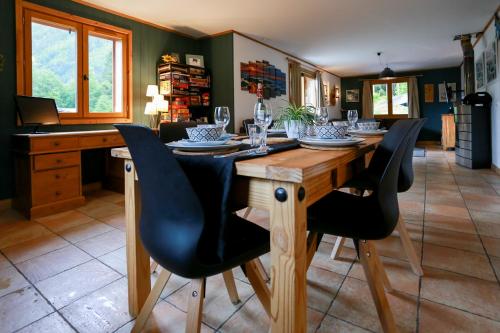 Chamonix Large Chalet, Sleeps 12, 200m2, 5 Bedroom, 4 Bathroom, Garden, Jacuzzi, Sauna