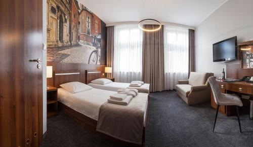 2 twin beds, 1 sofa bed