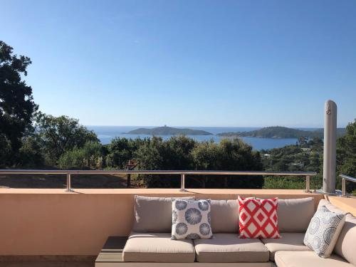 VILLA CARAMONTINU à Pinarello, proche plage, vue mer, piscine chauffée