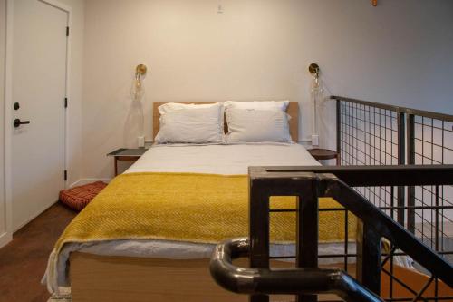 Eco Friendly Loft in Center City, CONTACTLESS CHECK IN - Hive Room in Philadelphia, USA