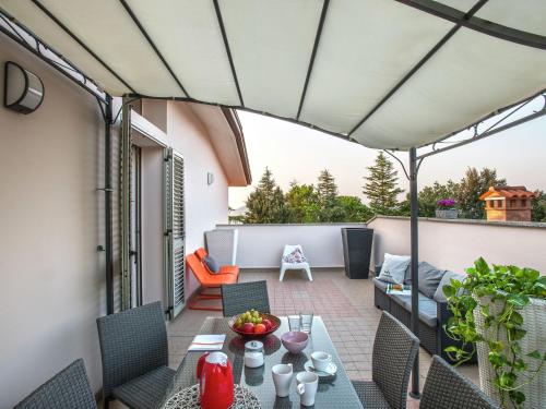 Balcony/terrace, Beautiful Apartment with Pool on an Estate in Tavullia in Belvedere Fogliense