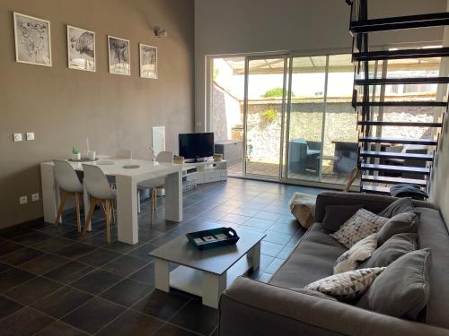 Maison village avec terrasse gîte à louer Saint-Félix-de-Lodez