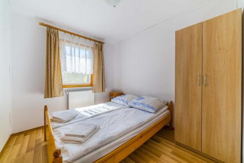 2 bedrooms, 4 beds