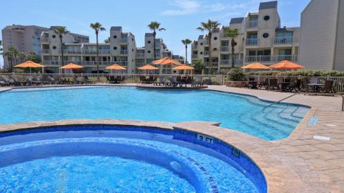 The ocean is waiting! Close to beach & pool in beautiful beachfront resort - image 5