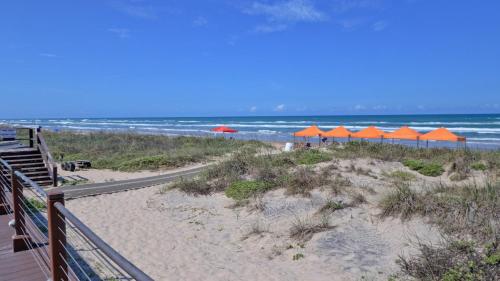 The ocean is waiting! Close to beach & pool in beautiful beachfront resort - image 8
