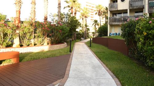 Time to feel refreshed! Close to beach & pool in beautiful beachfront resort