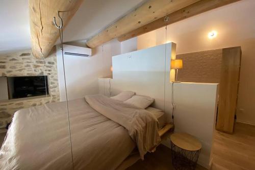 Charmante maison face à l’église de CODOLET gîte à louer L'Ardoise