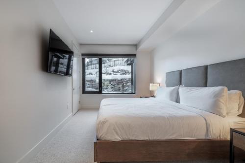 New Listing! Ski-In Ski-Out Condo with Pool & Gym condo - image 5